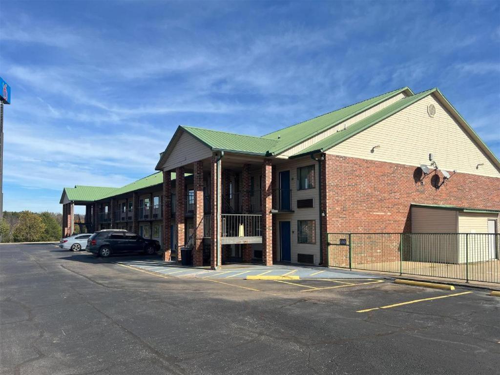 Ozark Hotel Екстериор снимка